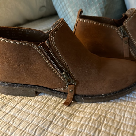 Hush Puppies Women’s Mazin Cayto Ankle Boot. Color:  Chestnut. Size: 7 1/2 - Picture 2 of 5